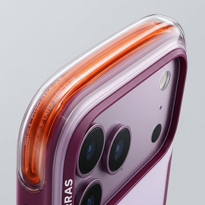パープル系スマホケースの斜めからのクローズアップ。カメラ保護枠と側面の緩衝構造が見える