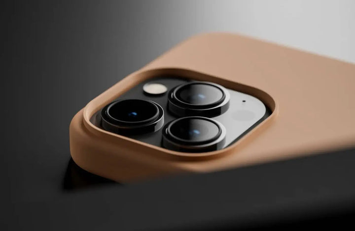Torrasのベージュシリコンケースに包まれたスマホ背面のカメラモジュール。三つの黒レンズとフラッシュが際立つ