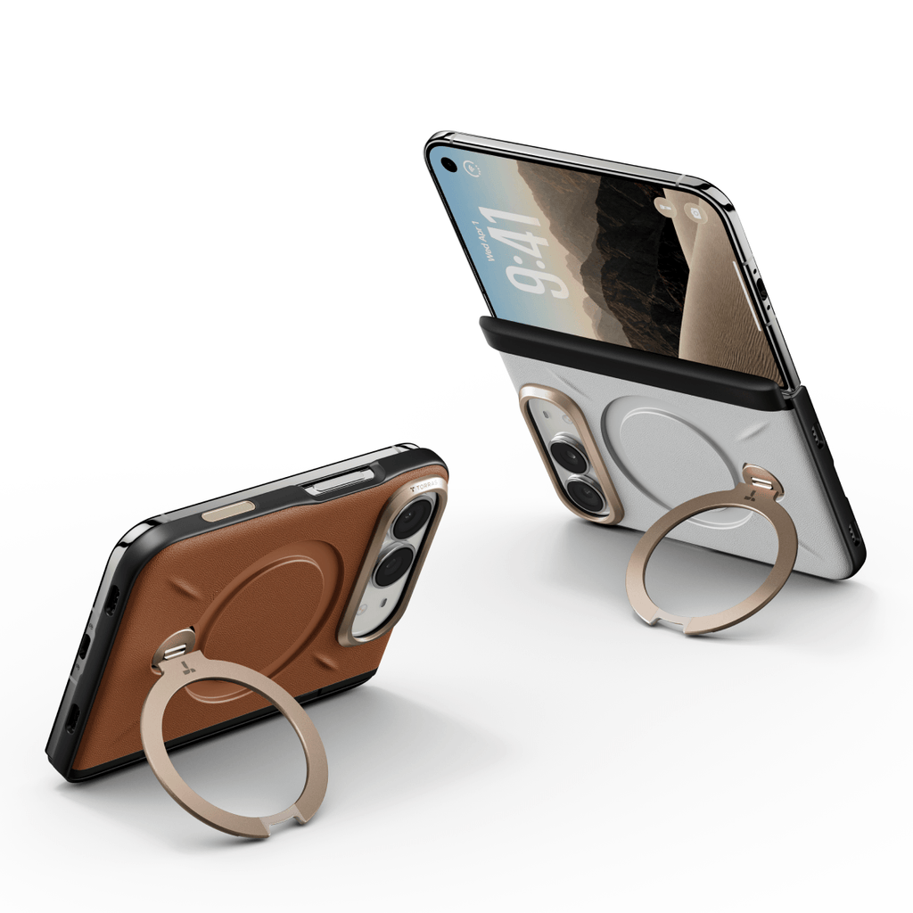 ブラウンとクリアのiPhone Duoケースを並べ、片方は開いて画面を表示している