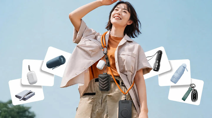 笑顔の女性がTorrasのMagSafe対応ケースをオレンジストラップで首から下げ、周囲にスピーカーや傘などの小物が浮かぶ