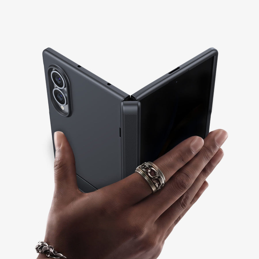 ブック型に折りたたむスマートフォンを手に持った状態。開くと内側に大きなディスプレイが現れる