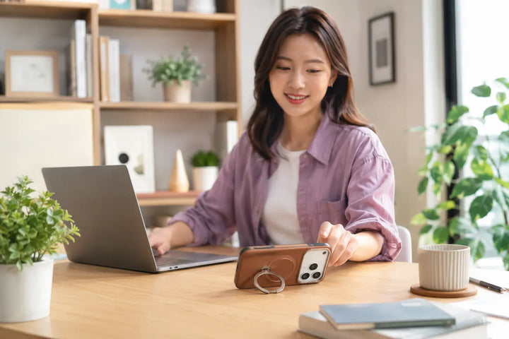 在宅ワーク中にTORRASスマホスタンド付きケースを使う女性