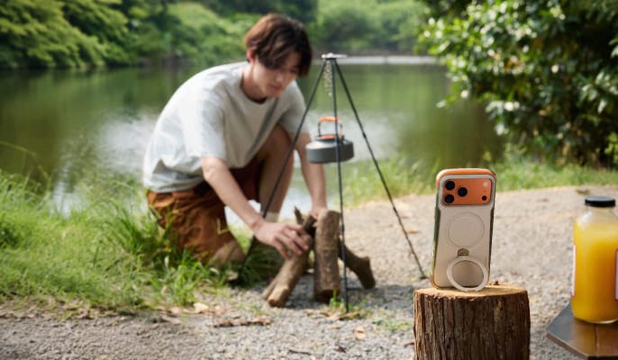 湖畔キャンプで切り株に置いたTorrasのMagSafeリング付きiPhoneケース