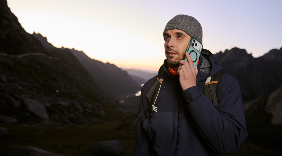 冬の山中でTorrasスマホケースのiPhoneを使って通話する男性