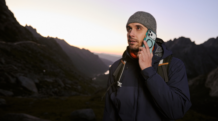 冬の山中でTorrasスマホケースのiPhoneを使って通話する男性