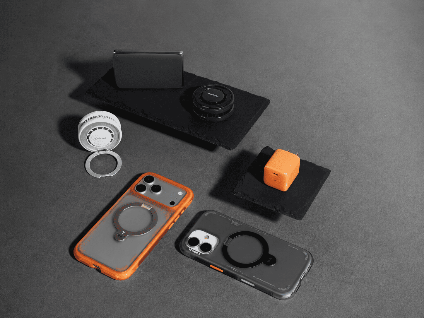 グレーの背景に並ぶTorrasのスマホケース、モバイルバッテリー、充電器、ネッククーラーなどの各種アクセサリー