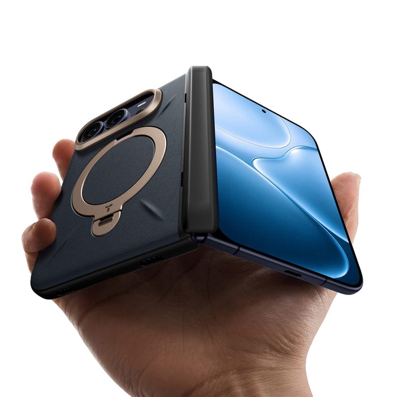 片手で持ったiPhone Duo用Ostand Q3レザートーンケース。背面のマグネットリングスタンドが見える