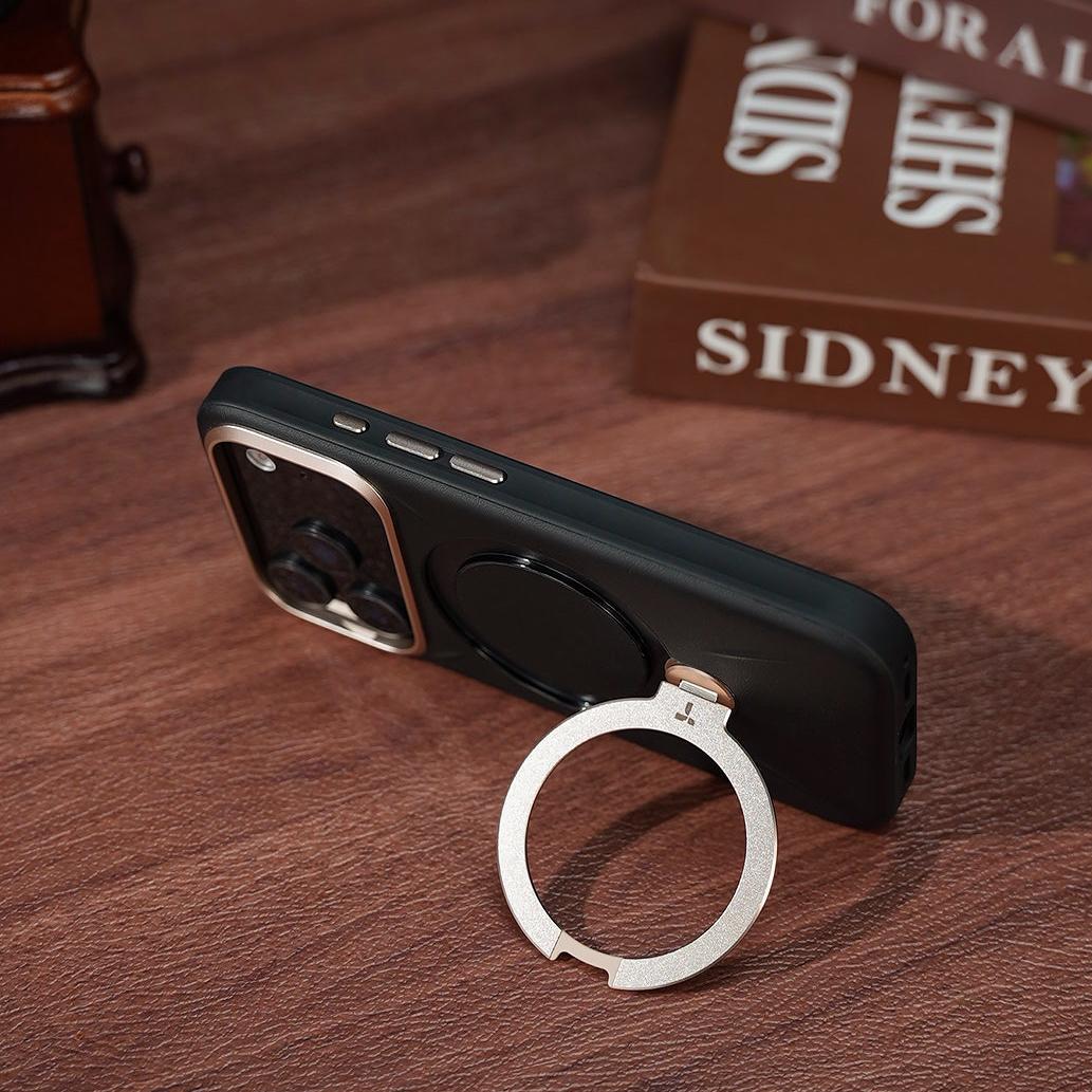 Torras 黒いリングスタンド付きiPhoneケースをデスク上に置いた安定使用シーン