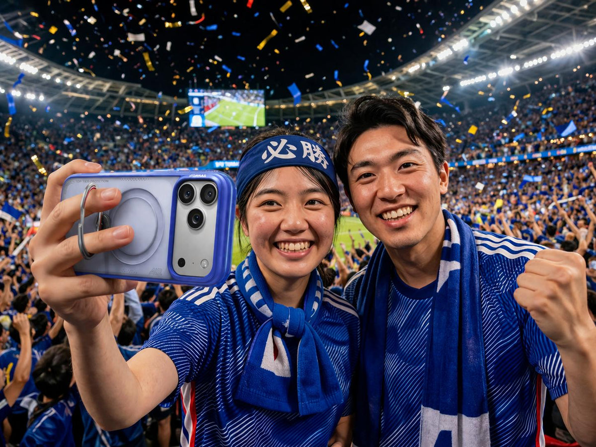 ワールドカップの試合勝利を祝って、スマートフォンで自撮りをする日本代表サポーターたち