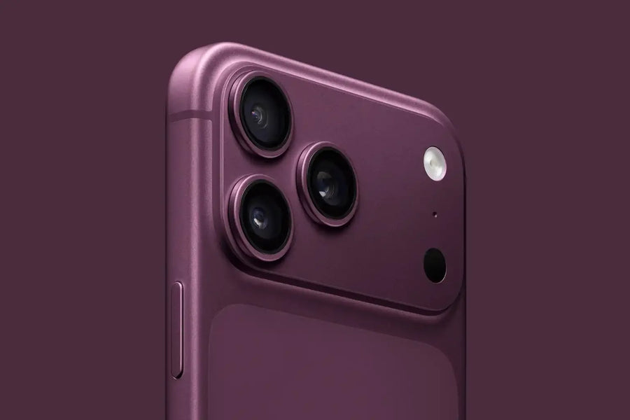発売前のiPhone 18を想定したイメージ画像。濃いチェリーカラーの背面と3眼カメラ部分のクローズアップ