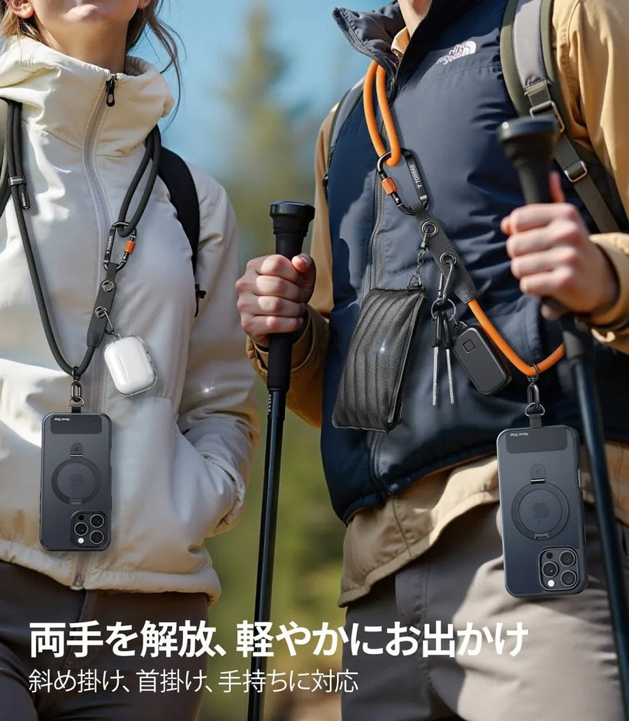 屋外でTORRASのショルダーストラップにスマホを下げ、両手を空けて歩く2人。斜め掛けと首掛けの装着例