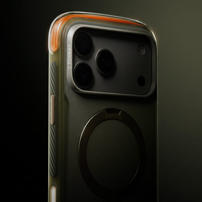 TORRAS Ostand Q3 Air Pro ケース iPhone 18 Pro/Pro Max 対応、暗い背景に立てかけたクリア×オレンジのケース、別アングル。