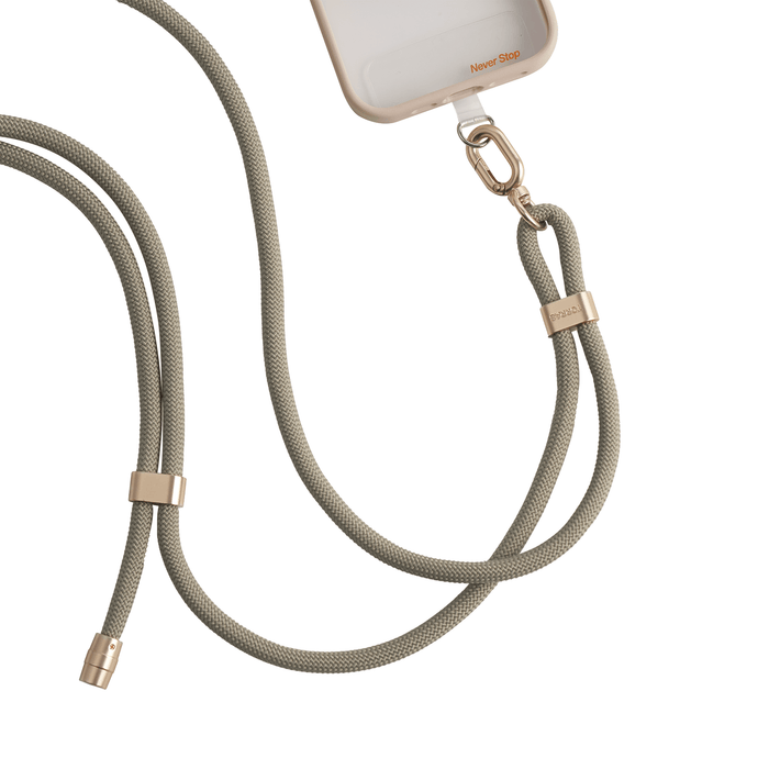 LoopGo Flex スマートフォン ショルダーストラップ グレーベージ色、編みコードとゴールド金具付き。