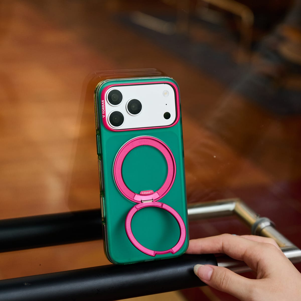 TORRAS Ostand O3 Hue ケース iPhone 18 Pro/Pro Max 対応、オレンジのリングスタンドを立てたパープルとオレンジの2色ケース。