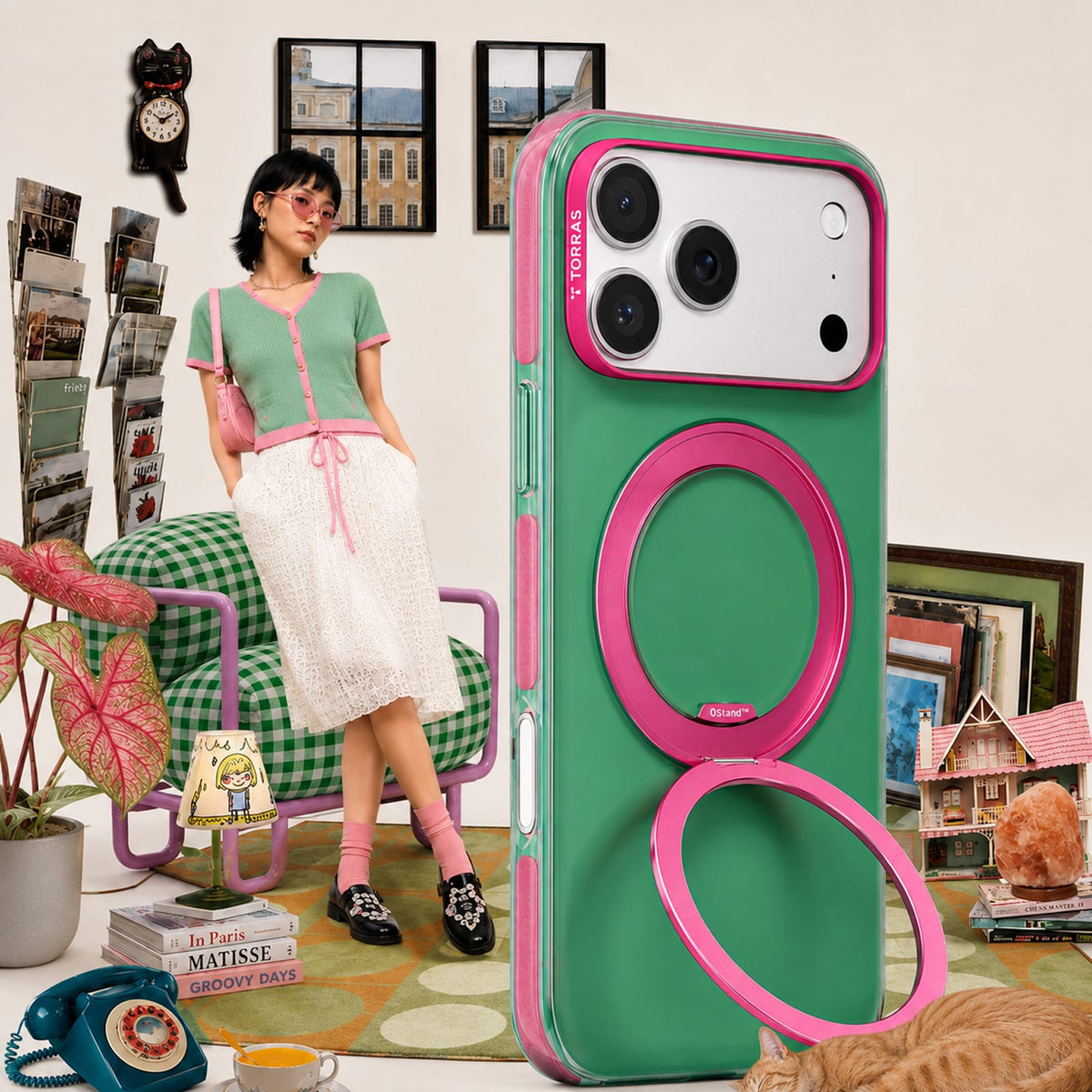 TORRAS Ostand O3 Hue ケース iPhone 18 Pro/Pro Max 対応、カラフルなストライプシャツの女性が屋内でスマホを手にするライフスタイルシーン。